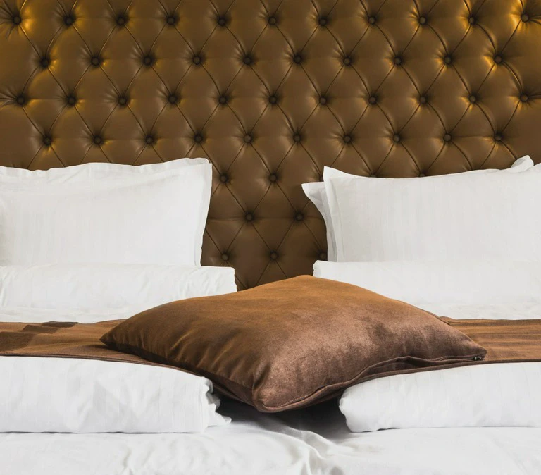 pościelone łóżko